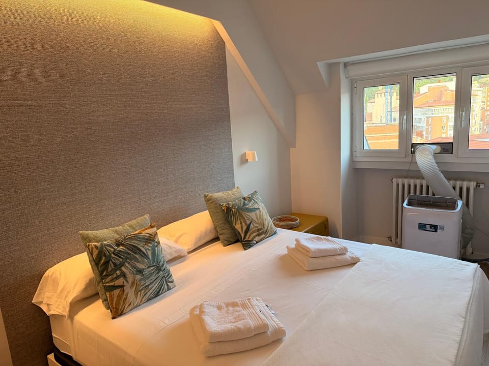 Bedroom, air conditioner