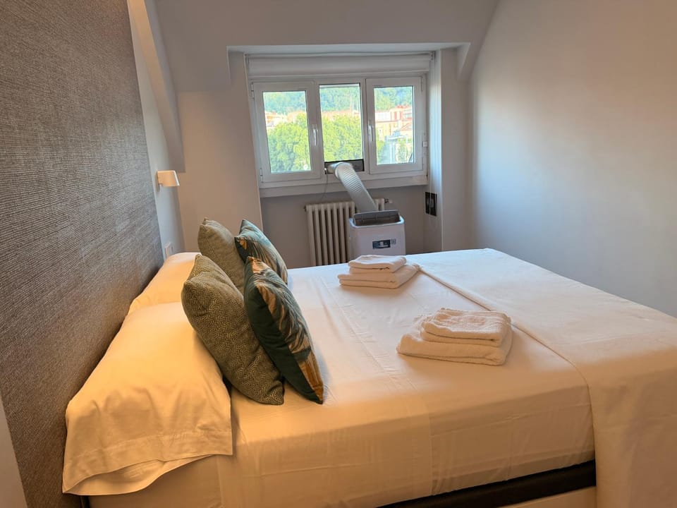 Bedroom, air conditioner