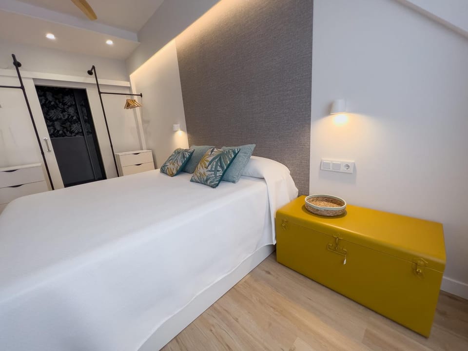 Bed, Photo of the whole room, Seating area, Bedroom
