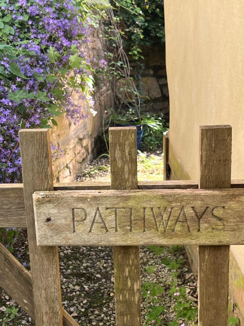 Pathways, Beachwood Cottage House in England