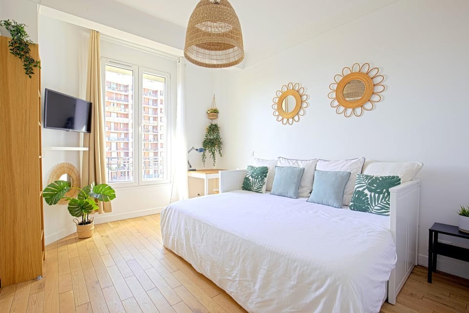 Bed, TV and multimedia, Photo of the whole room, Bedroom