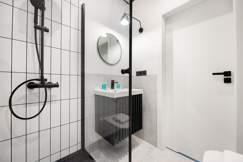 Shower, Toilet, Bathroom, towels