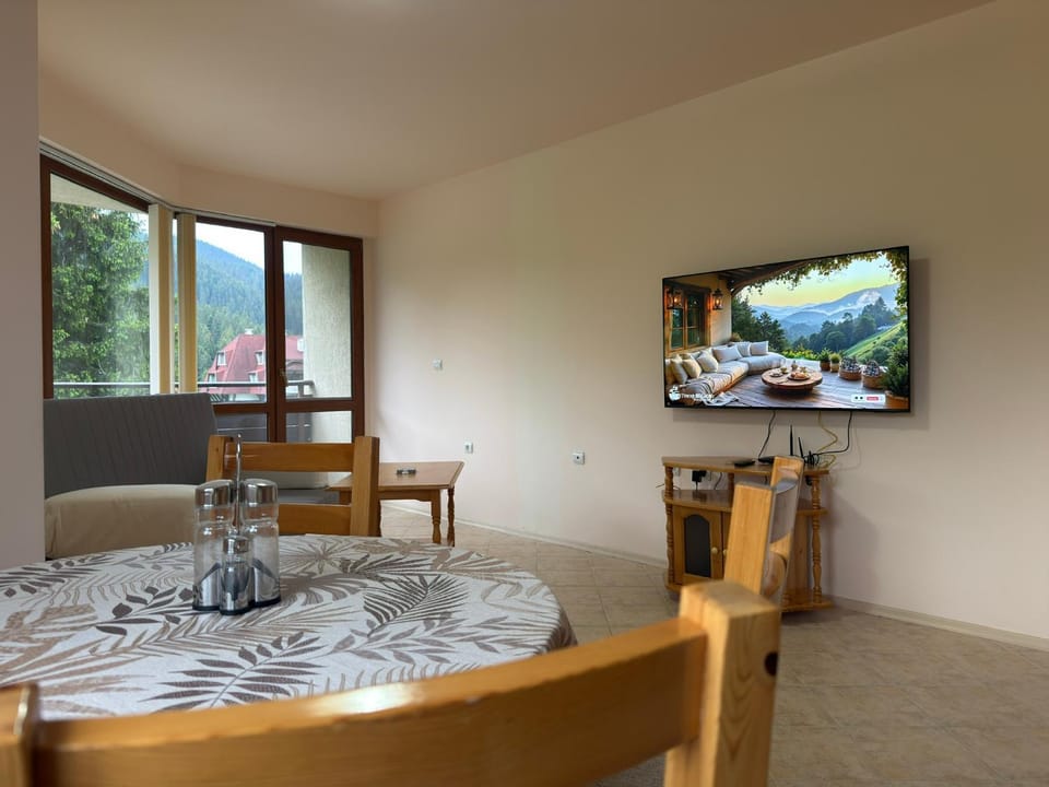 Communal lounge/ TV room, TV and multimedia, Living room, Dining area