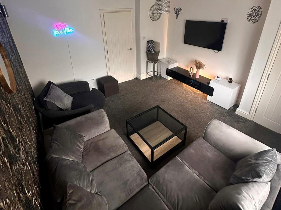 HouseSleeps5-Garden-Parking-PetsOK-Near Locks House in Bradford