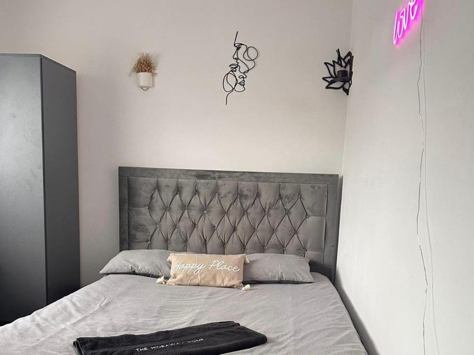 HouseSleeps5-Garden-Parking-PetsOK-Near Locks House in Bradford