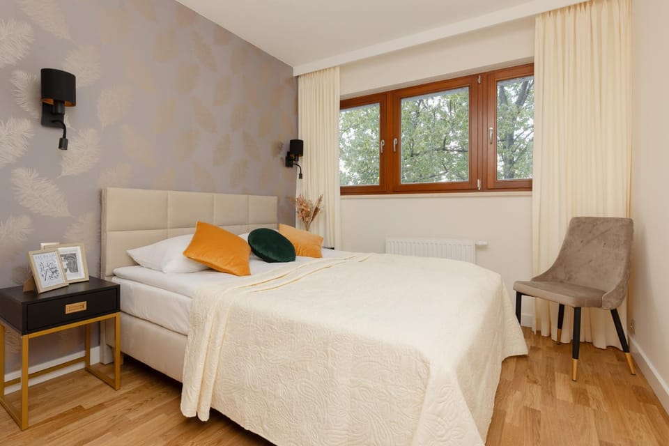 Bed, Seating area, Bedroom