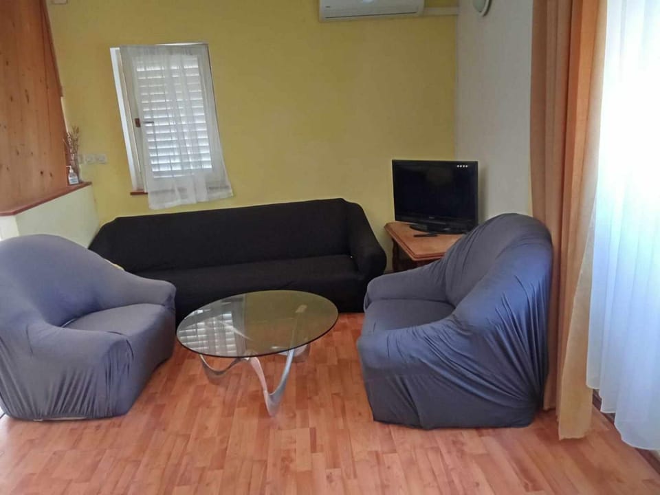 TV and multimedia, Seating area, Evening entertainment, air conditioner
