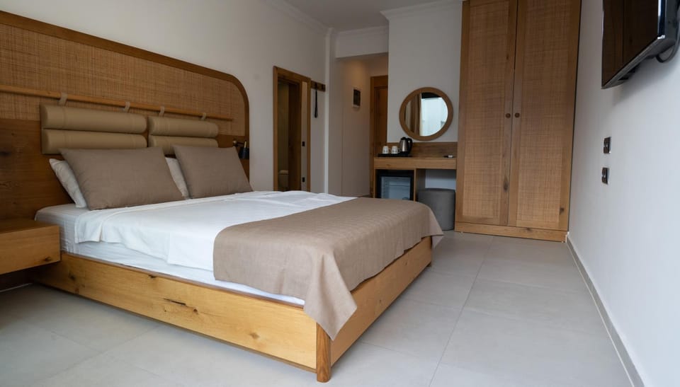 Bed, TV and multimedia, Photo of the whole room, Bedroom, wardrobe