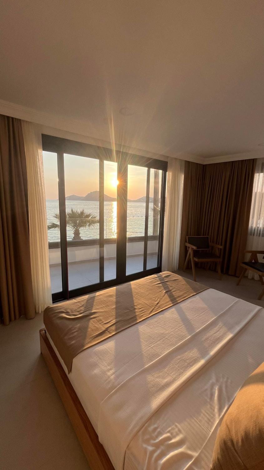 Photo of the whole room, Bedroom, Sea view