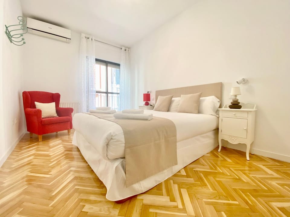 Photo of the whole room, Bedroom