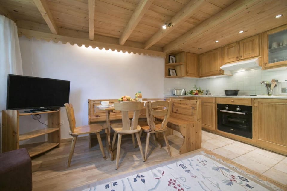 Kitchen or kitchenette, Seating area