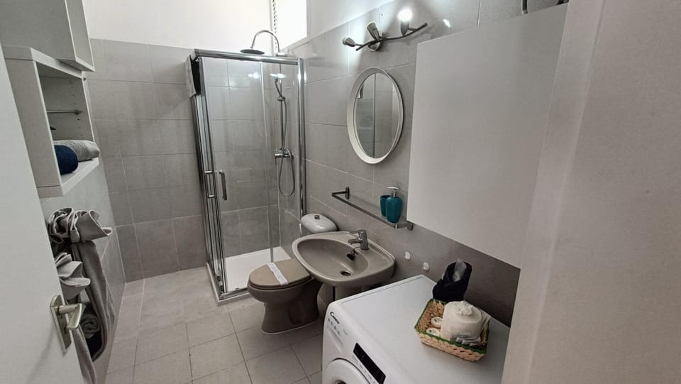 Shower, Bathroom, towels, washing machine