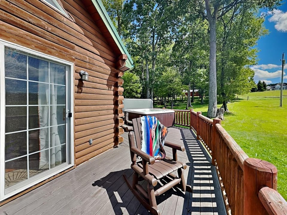 Property building, Patio, Natural landscape, Garden, Hot Tub, Balcony/Terrace, Garden view