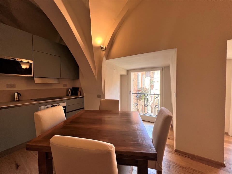 Kitchen or kitchenette, Living room, Seating area, Dining area, stove