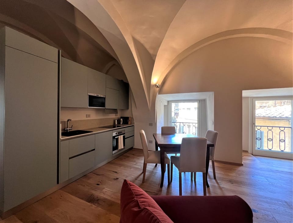TV and multimedia, Kitchen or kitchenette, Living room, Seating area, Dining area, oven, stove