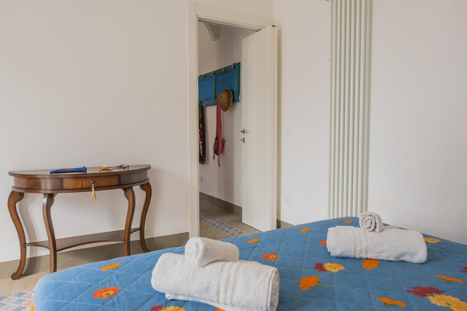 Bedroom, towels