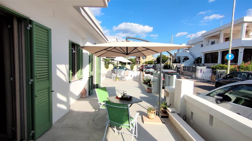 Property building, Day, Balcony/Terrace, Street view, Location