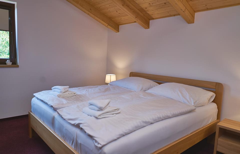 Bed, Bedroom, towels
