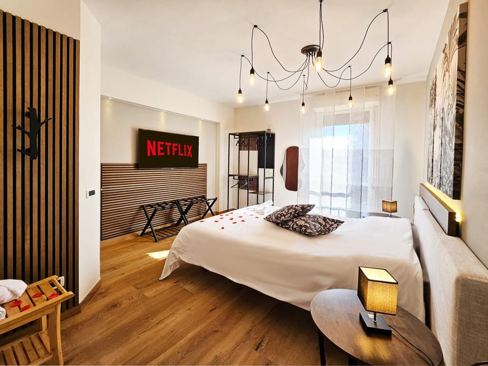 Bed, TV and multimedia, Photo of the whole room, Bedroom