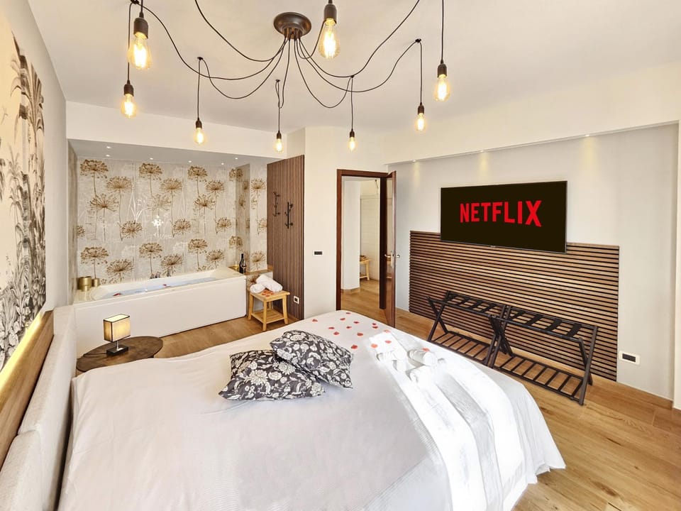 Bed, TV and multimedia, Photo of the whole room, Bedroom, towels