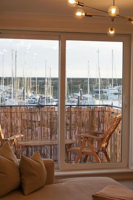 Stunning modern space with harbour views & free parking Apartment in Brighton