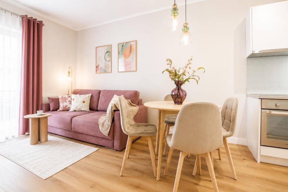 Kitchen or kitchenette, Living room, Seating area, Dining area