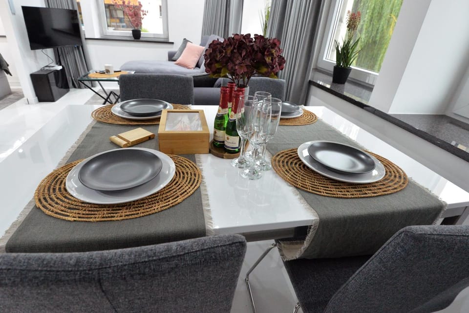 TV and multimedia, Living room, Seating area, Dining area