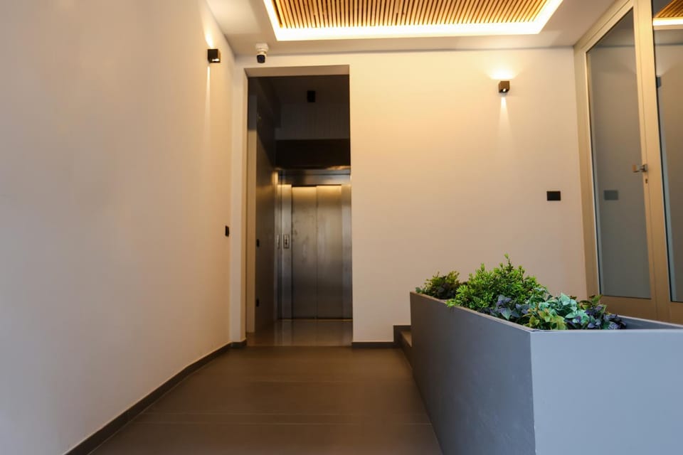 Facade/entrance, elevator