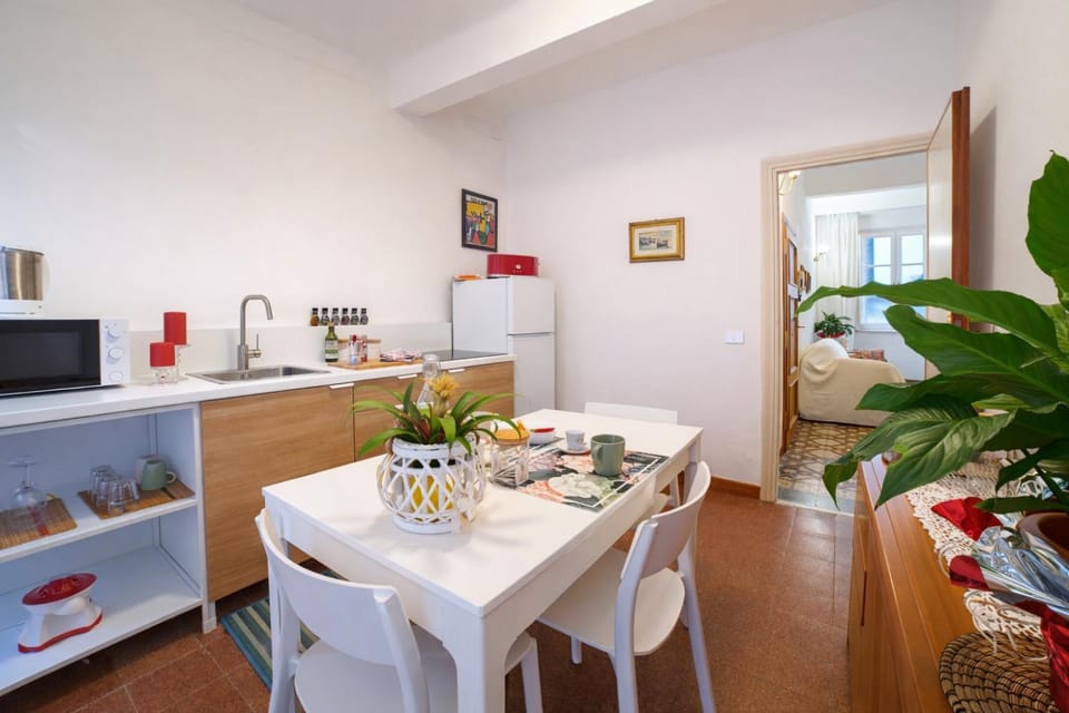 TV and multimedia, Kitchen or kitchenette, Living room, Food and drinks, Seating area, Dining area, Food, minibar, oven