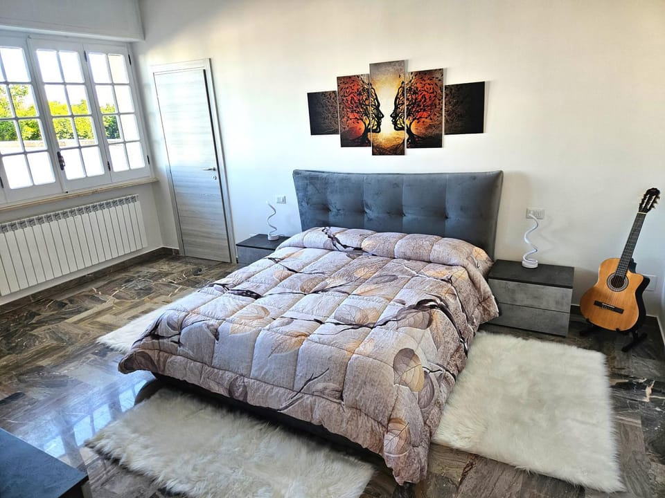 Bed, TV and multimedia, Living room, Photo of the whole room, Seating area, Bedroom, wedding