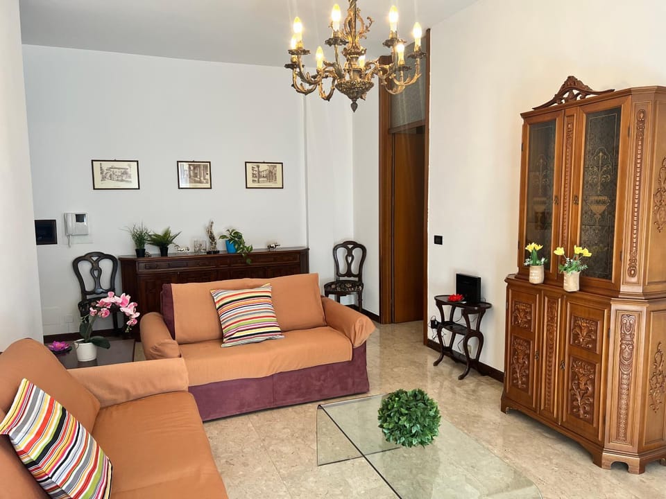 Living room, Seating area, hair dresser