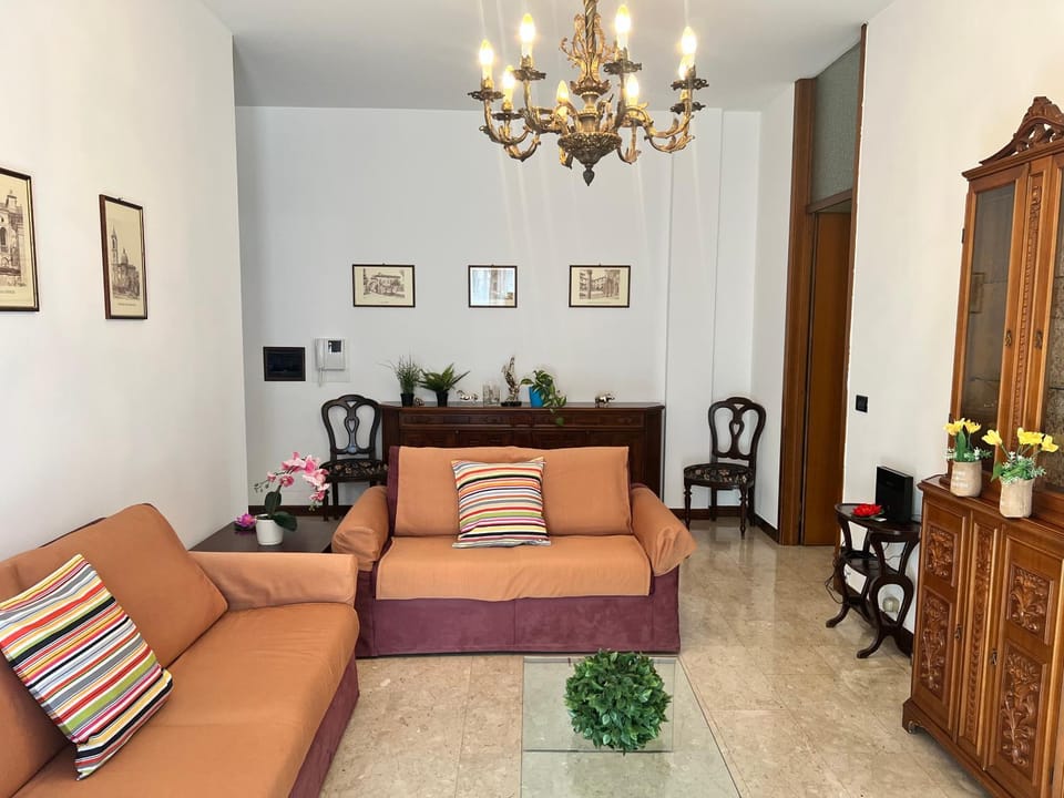 Living room, Seating area, hair dresser