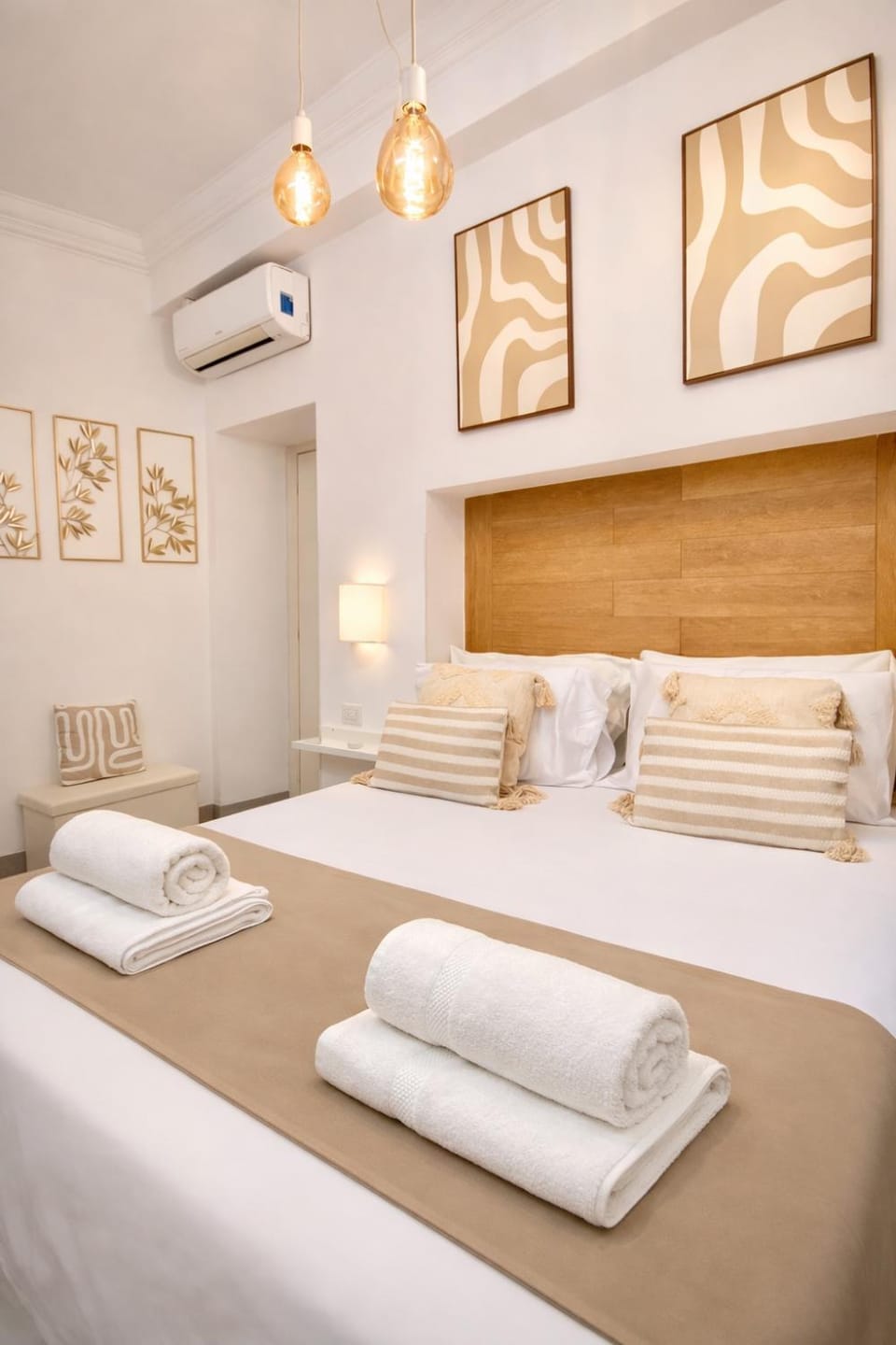 Bed, Photo of the whole room, Bedroom, towels, air conditioner