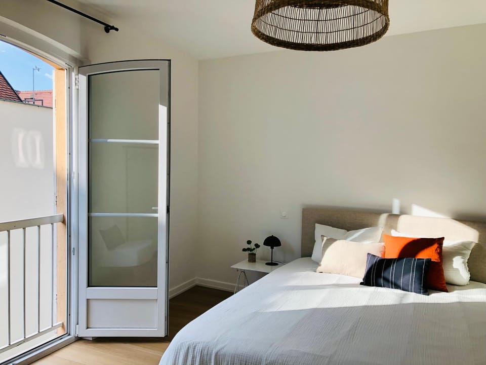 Photo of the whole room, Bedroom