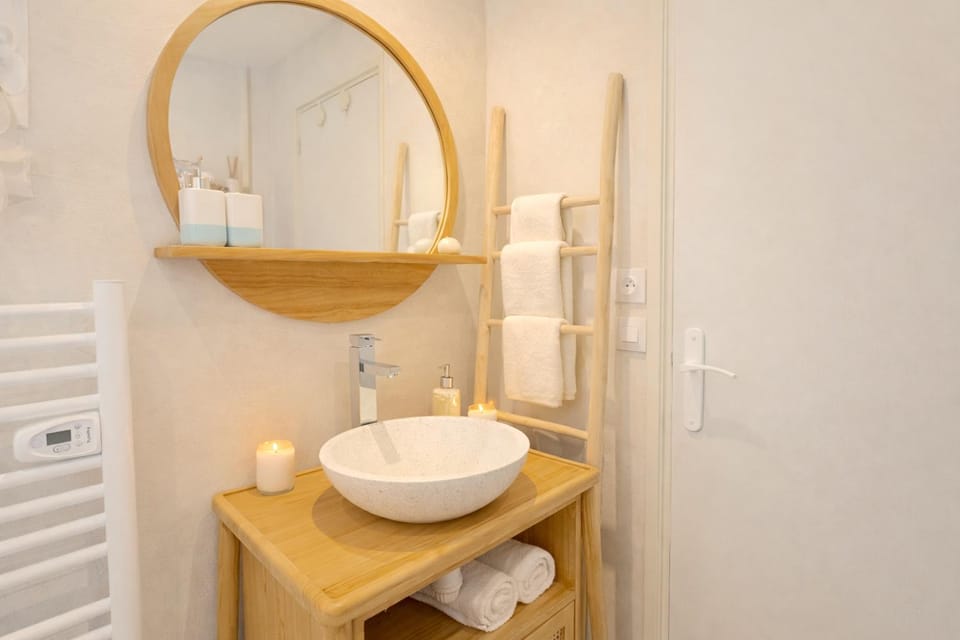 Bathroom, towels
