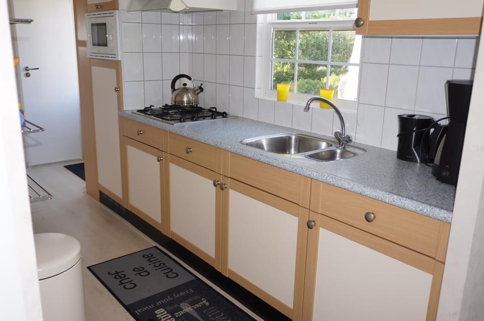 Coffee/tea facilities, Kitchen or kitchenette, stove