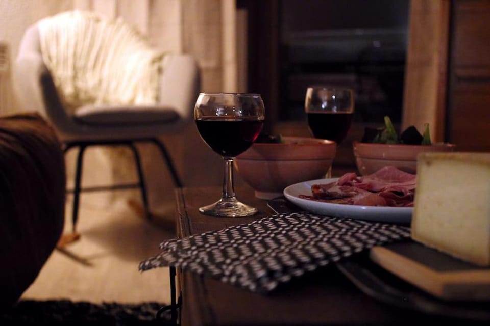 Living room, Food and drinks, Dining area, Food, Drinks