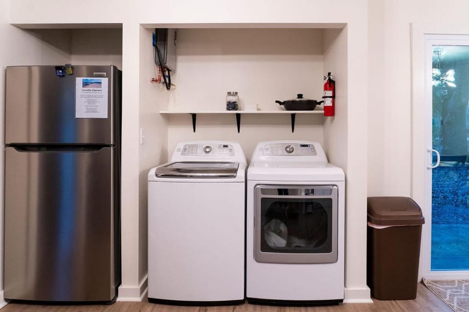 Madrona's Guesthouse- Convenient location, pet friendly House in North Charleston