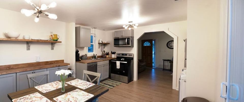 Madrona's Guesthouse- Convenient location, pet friendly House in North Charleston
