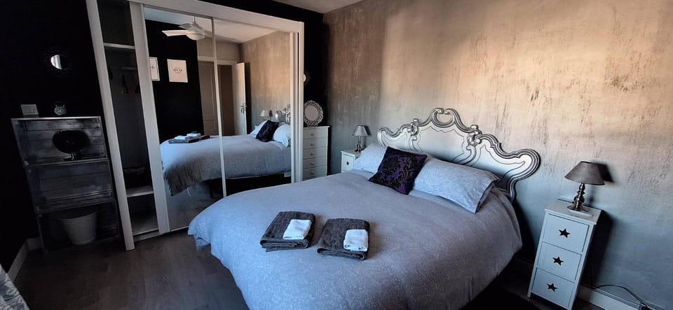 Bed, Bedroom, towels