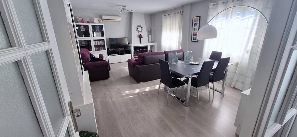 TV and multimedia, Living room, Seating area, Dining area