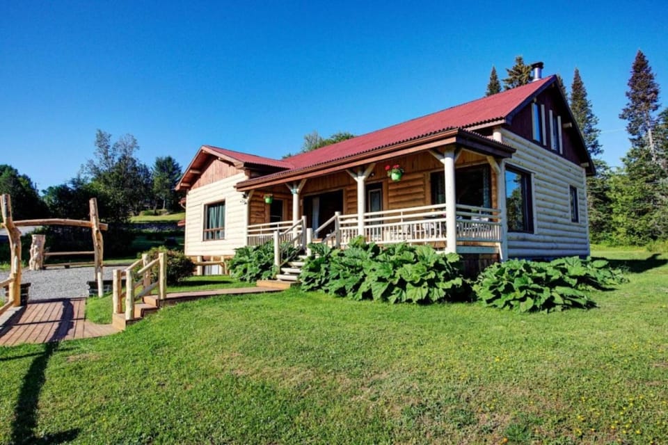 Chalet du lac avec SPA privé, wifi, BBQ et SUP House in Quebec