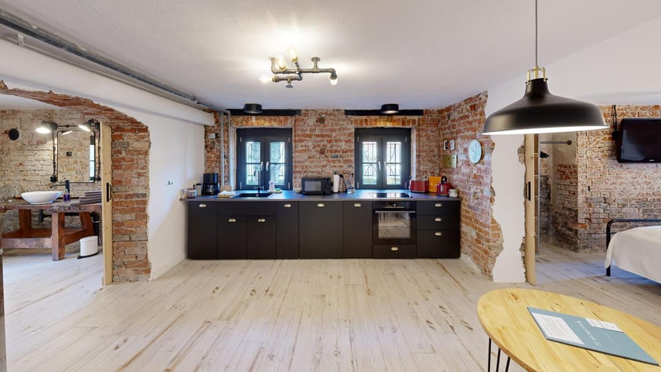 Kitchen or kitchenette, Dining area