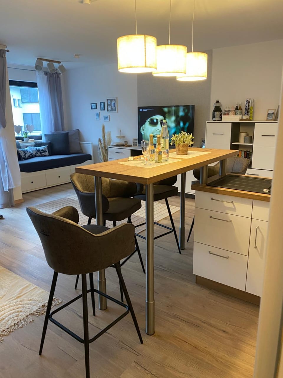 Kitchen or kitchenette, Seating area, Dining area