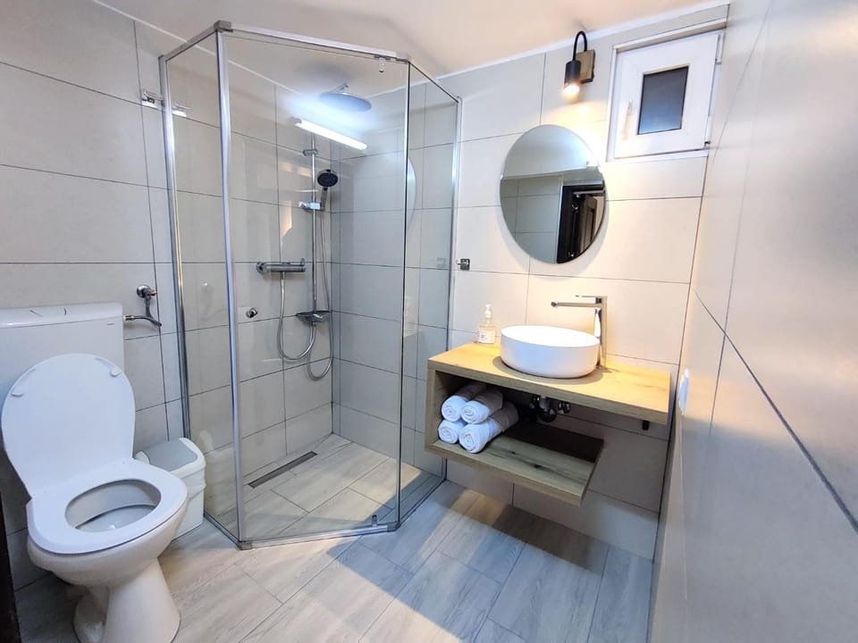 Shower, Toilet, Bathroom, towels