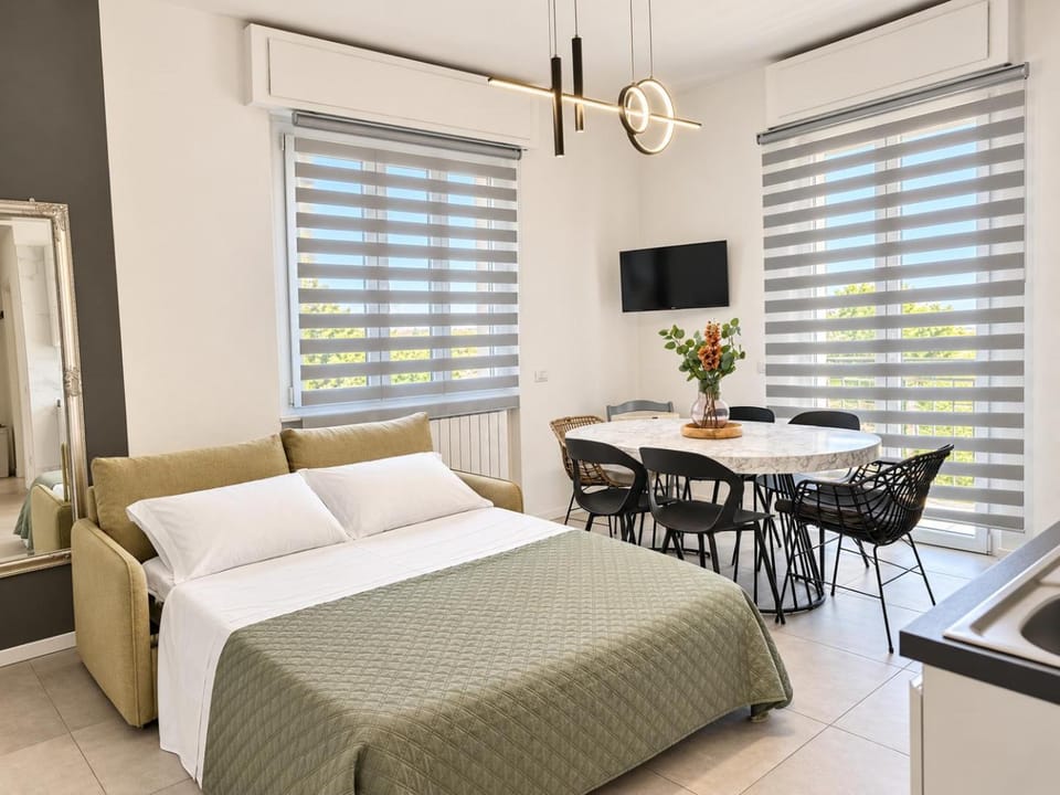 Bed, Dining area