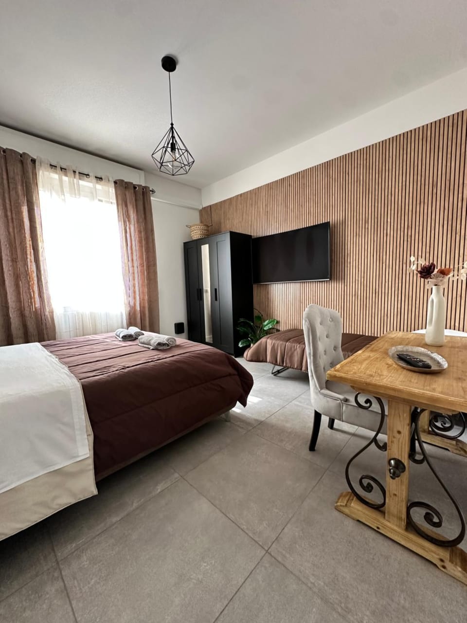 Bed, TV and multimedia, Seating area, Bedroom