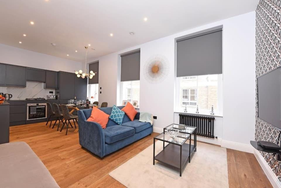 TV and multimedia, Kitchen or kitchenette, Living room, Seating area, Dining area, oven, stove