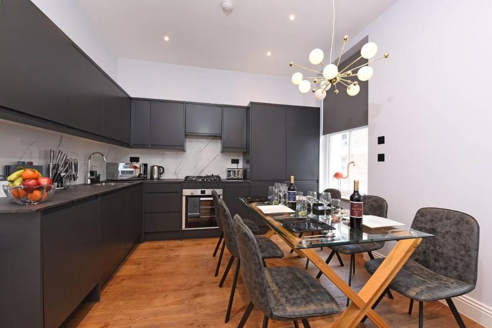 Coffee/tea facilities, Kitchen or kitchenette, Dining area, Food, dishwasher, oven, stove, toaster