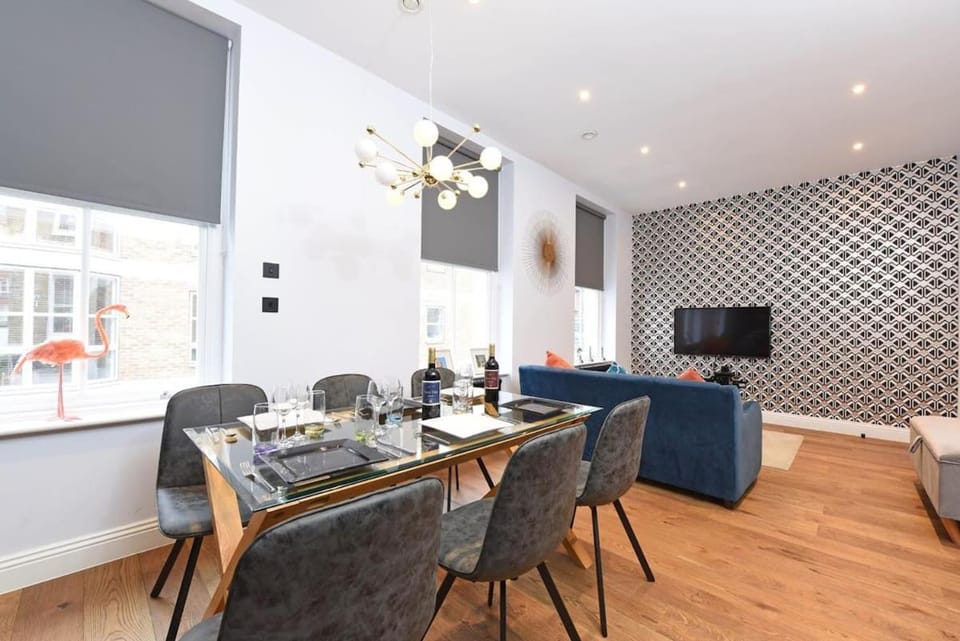 TV and multimedia, Living room, Seating area, Dining area